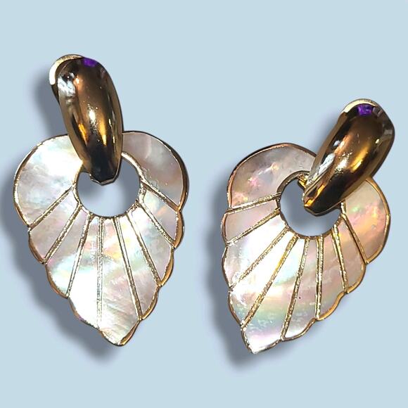 Vintage Gold Trim Mother Of Pearl Leaf Door Knocker Dangle Earrings - Picture 1 of 6